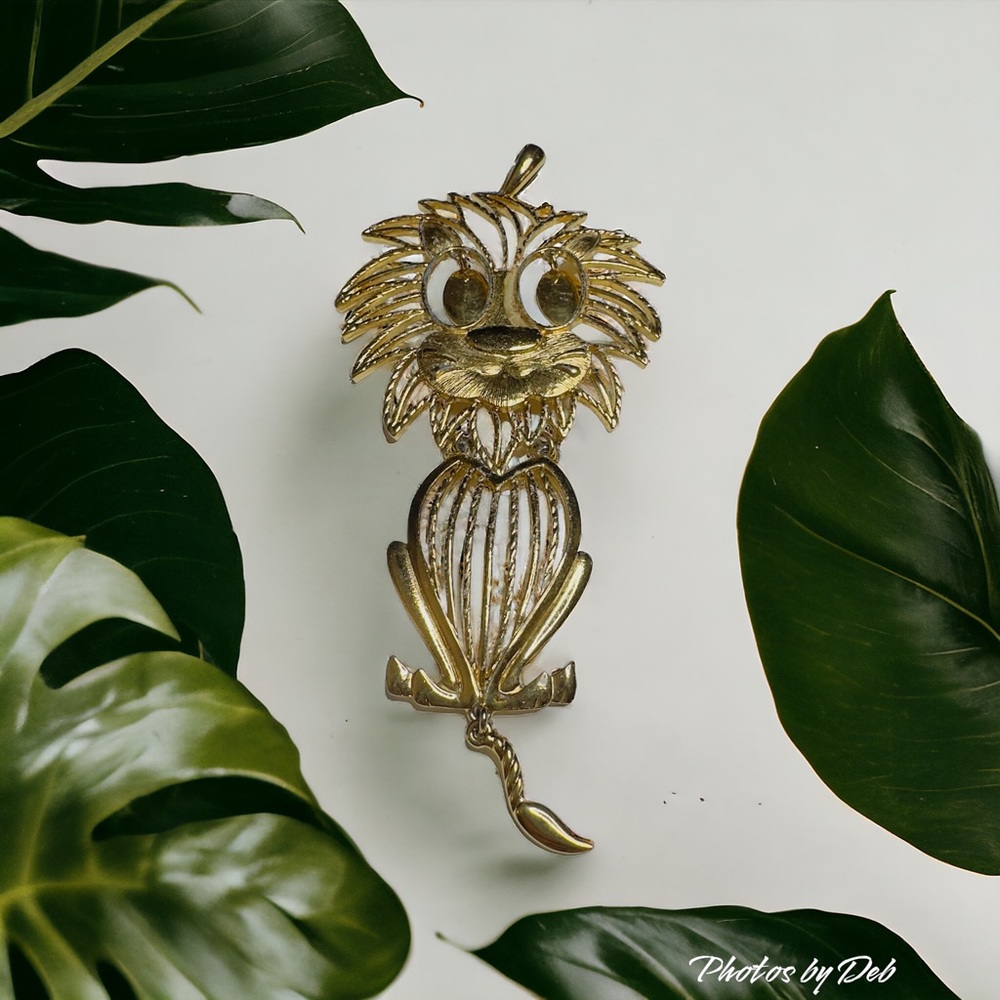 🔥2/$80🔥Vintage lion hinged pendant eyes dangle moves w hinges adorable!!!